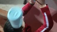 Potresan snimak: Pogledajte momenat kada Novaka Đokovića pogađa flaša u glavu! Sa bolnom grimasom je pao...