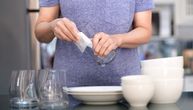 Da li brišete posuđe kuhinjskim ubrusom? Evo razlog zašto bi odmah trebalo da prestanete