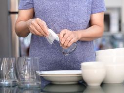 ubrusi, brisanje posuđa, pranje posuđa, brisanje posuđa ubrusom