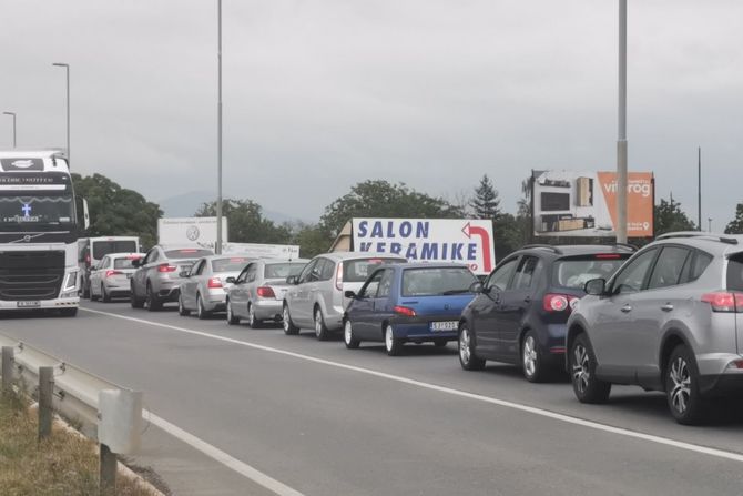 Grom izazvao haos kod Požege: Udario u stub dalekovoda, kablovi pali na kolovoz i prekinuli saobraćaj