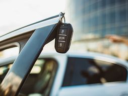 Vozač automobila ključevi od automobila