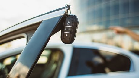 Vozač automobila ključevi od automobila