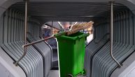 Ovako nešto do sada niste videli: Veliku zelenu kantu sa smećem lik uneo u autobus