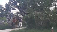 "Potonuo je, točkovi ostali da vise u vazduhu": Kamion se prevrnuo u čačanskom selu Baluga Trnavska