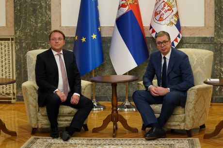 Aleksandar Vučić, komesar Evropske unije za susedsku politiku i proširenje Oliver Varhejije