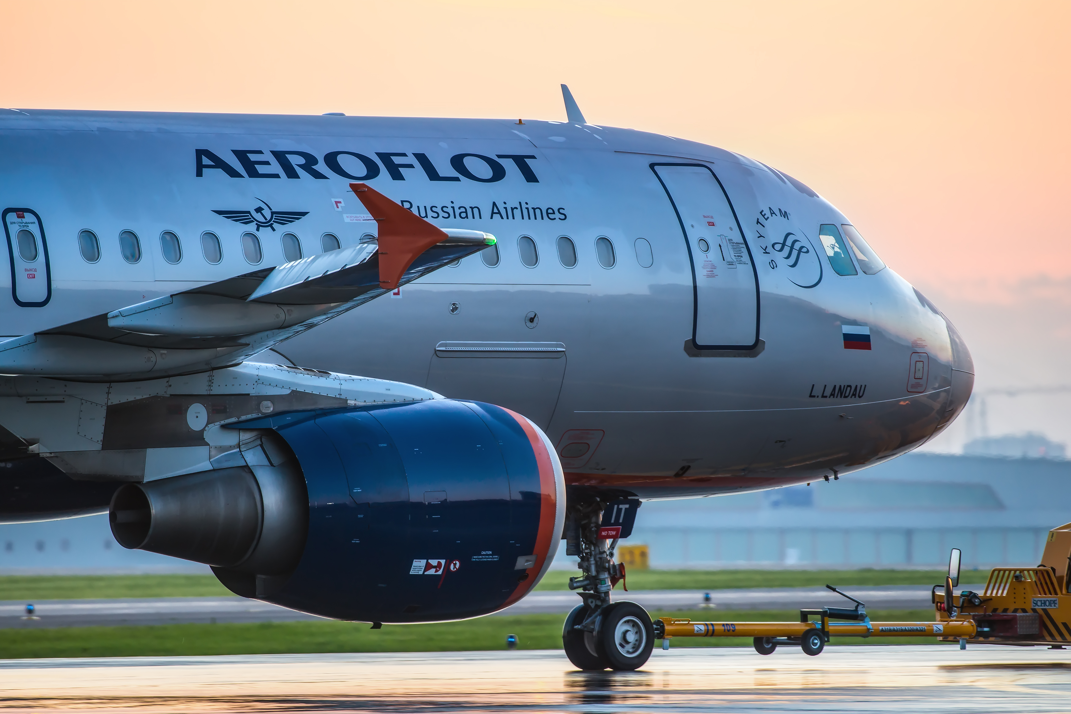 Ruskinje sa koferima jurile avion po platformi: Zakasnile na let, pa predate FSB