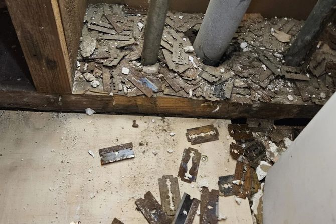 Žileti u zidu toaleta Žileti u zidu toaleta