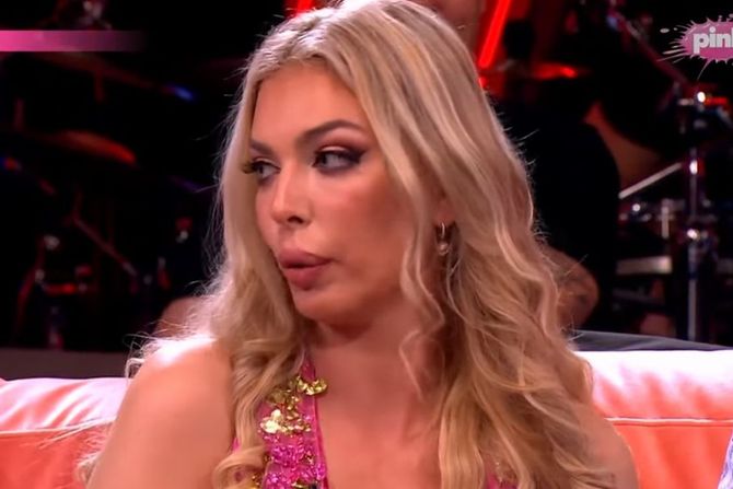 Ava Karabatić. Ami Dži šou, Ognjen Amidžić Ava Karabatić. Ami Dži šou, Ognjen Amidžić