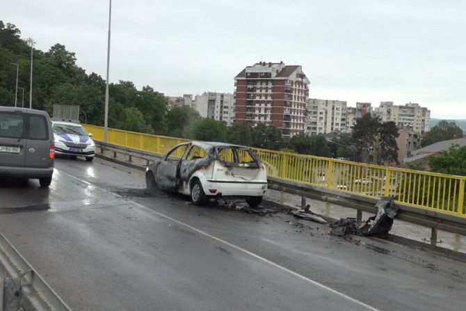 Zapaljeni automobil na zaječarskom nadvožnjaku