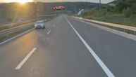 Stravičan snimak sa auto-puta kod Bubanj Potoka: U punoj brzini vozi u suprotnom smeru i to brzom trakom