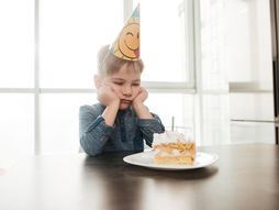 Tužan dečak slavi rođendan