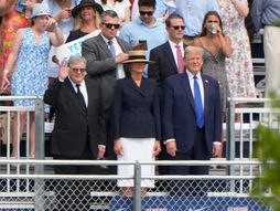 Baron Tramp, uručenje diplome srednje škole