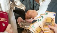 Novi trend među roditeljima "da zarade na deci": Krste dete mesec pre prvog rođendana, da uzmu dupli novac?
