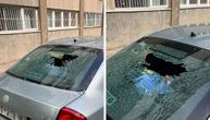 Kulturni građani: Bacili kesu zamrznutog mesa kroz prozor na Novom Beogradu, pa razbili parkirani auto