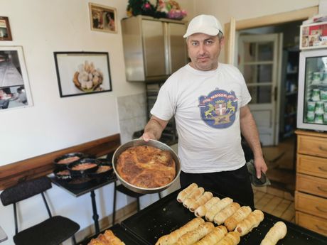 Čuveni pekar Ljuboje napravi skoro 100 tepsija bureka u jednoj smeni