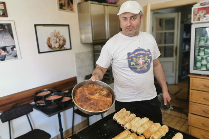 Čuveni pekar Ljuboje napravi skoro 100 tepsija bureka u jednoj smeni Čuveni pekar Ljuboje napravi skoro 100 tepsija bureka u jednoj smeni