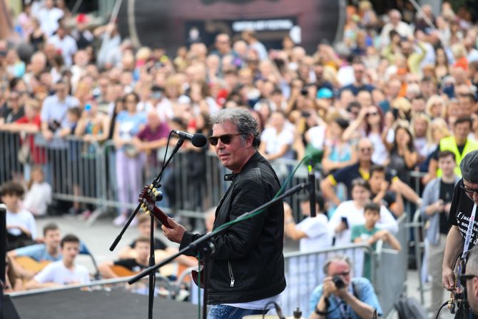 Postavljen rekord u centru Beograda, 1.000 gitarista sviralo istovremeno Postavljen rekord u centru Beograda, 1.000 gitarista sviralo istovremeno