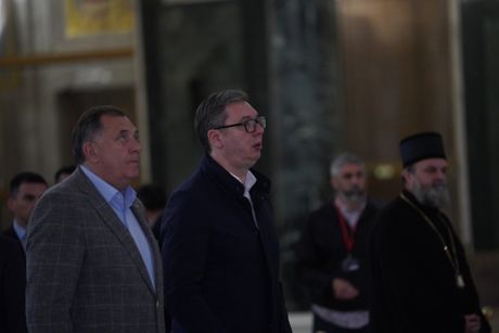 Aleksandar Vučić sa patrijarhom na službi u Hramu Svetog Save uoči puta u Njujork