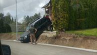 Šta je ovo, auto visi?! Umesto nazad, krenuo napred, pa niz obalu: Nesvakidašnji prizor na Zlatiboru