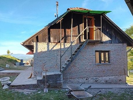 Goloruki vernici krenuli u obnovu najstarije crkve u Eparhiji mileševskoj Goloruki vernici krenuli u obnovu najstarije crkve u Eparhiji mileševskoj