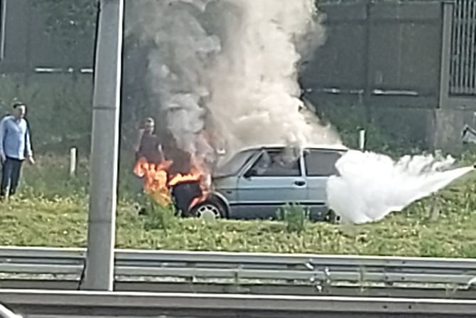 Gori automobil na auto putu