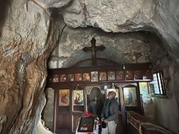 Pećinska crkva posvećena apostolima Petru i Pavlu, Ćelavi Isus