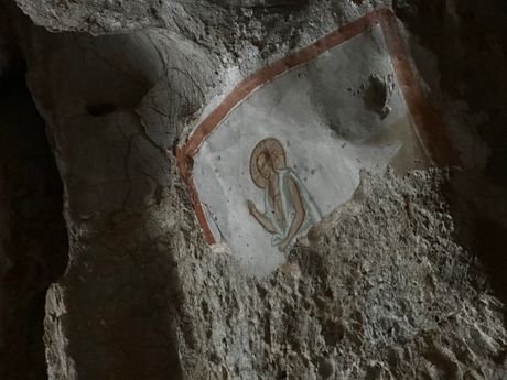 Pećinska crkva posvećena apostolima Petru i Pavlu, Ćelavi Isus