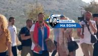 Nikola Rokvić stigao u Hram Svetog Nektarija: Ogrnut srpskom zastavom i bos, dočekala ga porodica i sveštenik