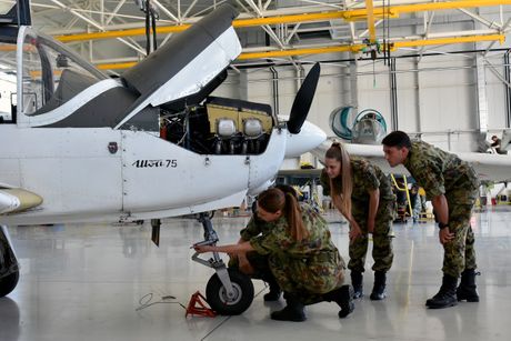 Vojska avijacija Obuka za tehničko održavanje aviona Vojske Srbije
