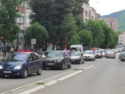 Kosovo Kosovska Mitrovica automobili podrška Srbija zastave srpske UN rezolucija Srebrenica Vučić
