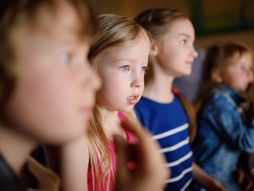 deca, gledanje televizije, deca gledaju televiziju