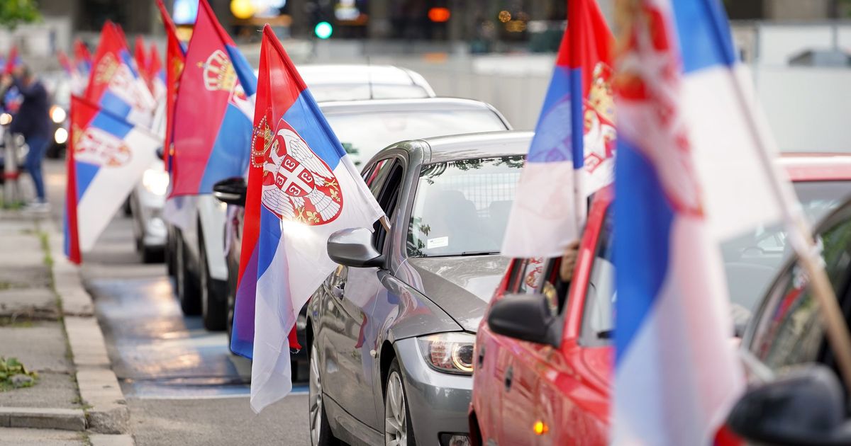 Kolone vozila sa srpskim trobojkama u Beogradu i Kosovskoj Mitrovici u znak podrške Vučiću