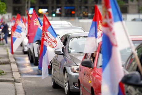Beograd Trg Republike automobili Srbija zastave srpske UN rezolucija Srebrenica Vučić