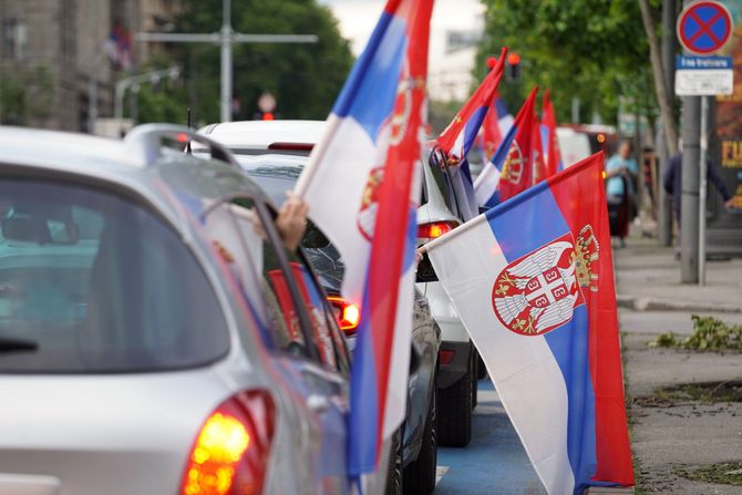 Beograd Trg Republike automobili Srbija zastave srpske UN rezolucija Srebrenica Vučić