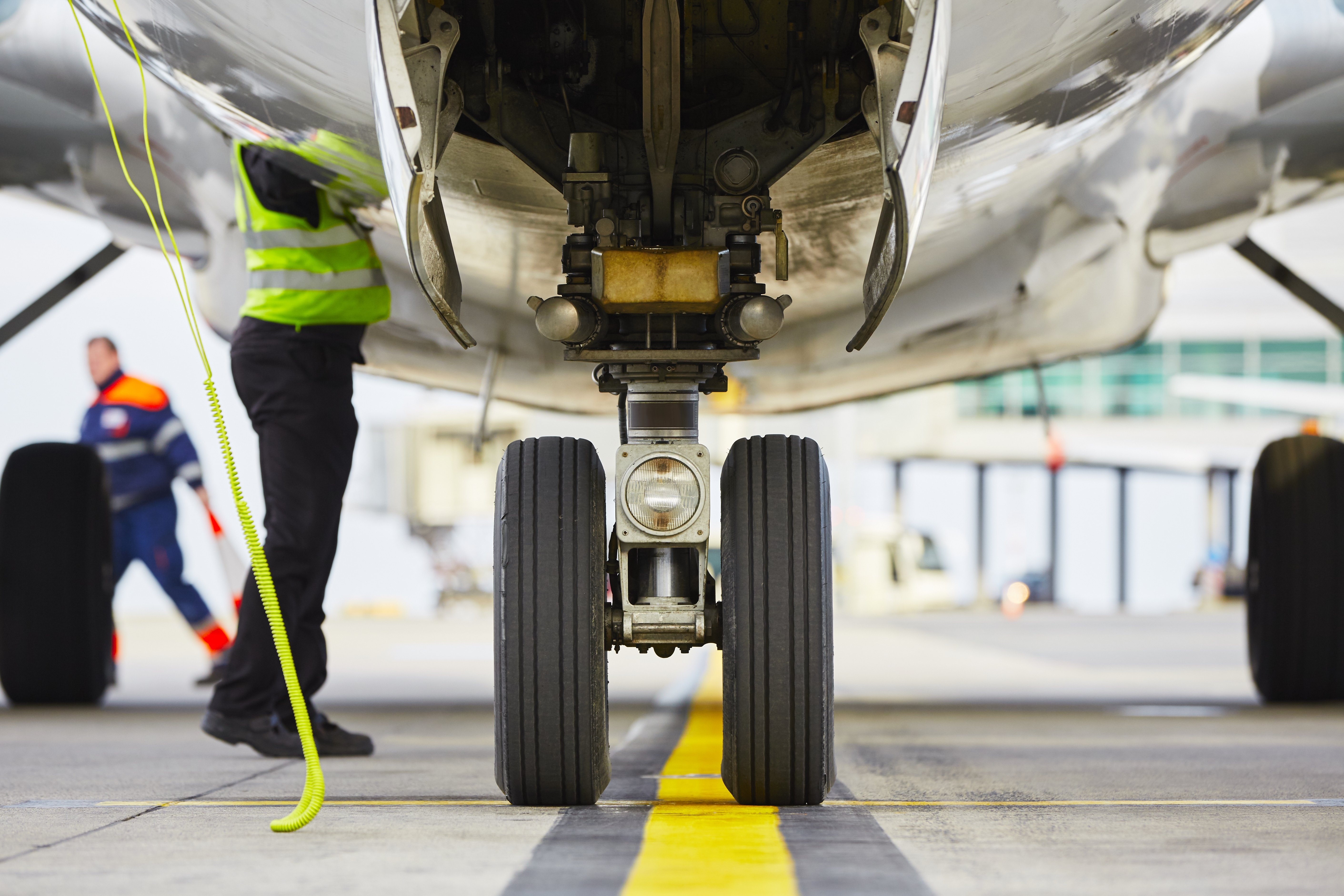 Avion udario osobu na pisti? Buknuo požar na avionu Frontier erlajnsa