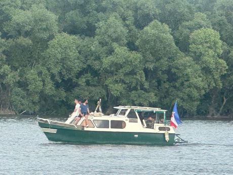 Čamac sa jugoslovenskom zastavom