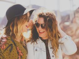 drugarice, prijatelji, zagrljaj, razgovor