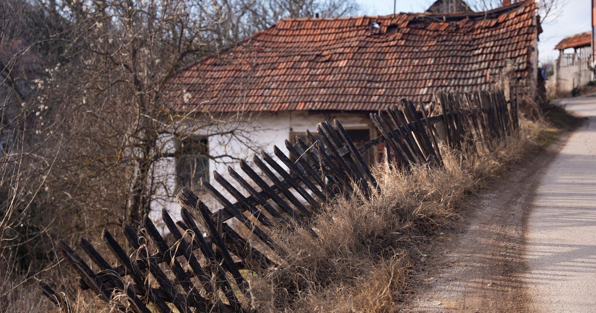 Ko pali vatru u selu Gložju kod Bosilegrada, gde je, za tri godine, izgorelo 15 kuća, štala i pomoćne zgrade?