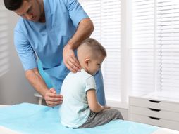 Pregled kičme kičma dete dečak