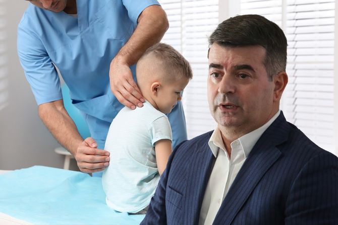 Pregled kičme kičma dete dečak i Mirsad Đerlek Pregled kičme kičma dete dečak i Mirsad Đerlek