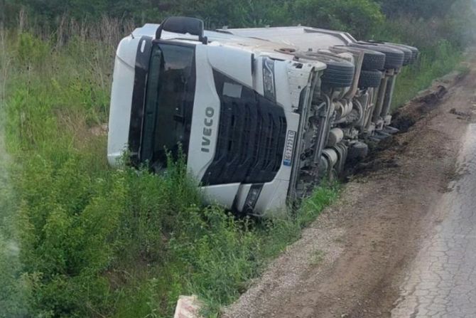 Saobraćajna nezgoda, prevrnut šleper Saobraćajna nezgoda, prevrnut šleper