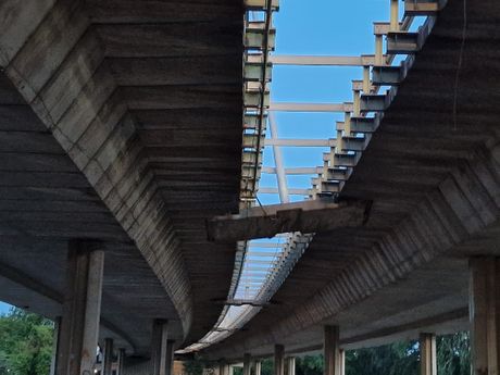 Novi Sad most pucanje betonskog nosača na Mostu  Slobode