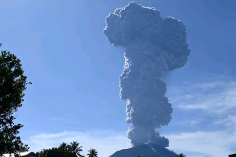 vulkan Ibu Indonezija erupcija