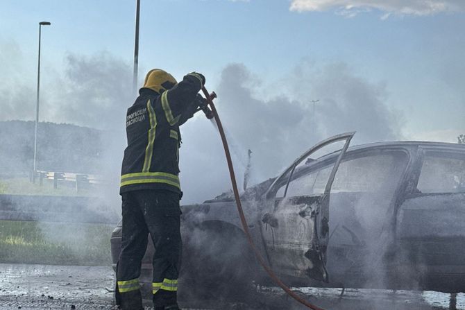 Gori automobil kod Smedereva Smederevo