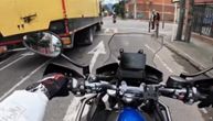 Sekunde vredne života: Na zastrašujućem snimku iz Srbije uhvaćen momenat kako se često strada na motoru!