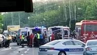 Prve slike direktnog sudara autobusa i auta kod Mladenovca: Tri ekipe Hitne na licu mesta