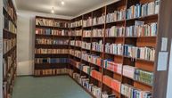 Inicijativa „Knjigom do osmeha“ donirala knjige biblioteci Okružnog zatvora u Novom Sadu