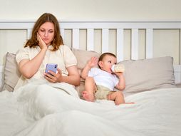 Žena, zabrinuta žena sa bebom