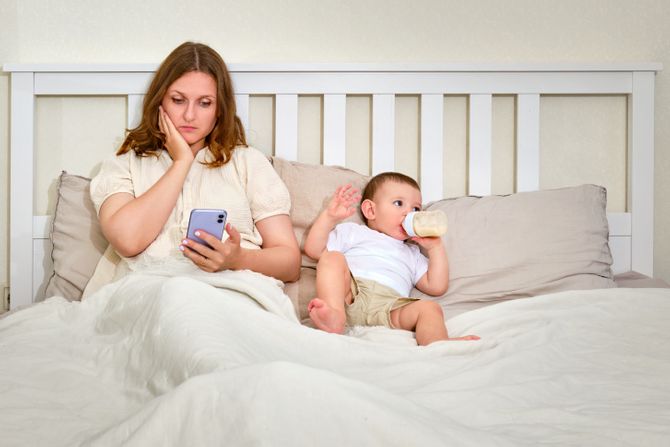 Žena, zabrinuta žena sa bebom