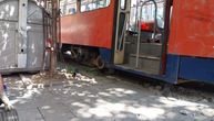 Auto, parkiran na šinama u Bulevaru blokirao tramvaje na 20 minuta: "Nisam videla da su šine"